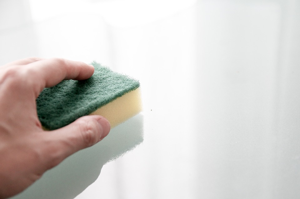 hand cleaning with a sponge