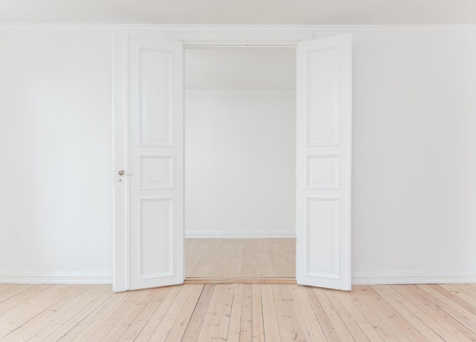 An empty room in an apartment