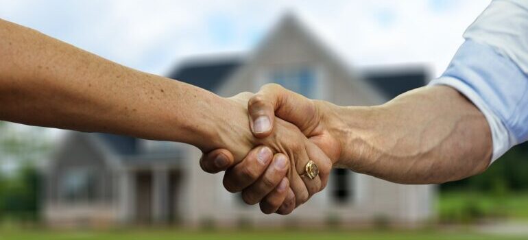 shaking hands with cross country moving companies Philadelphia