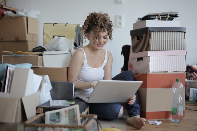 Woman reading an article on why do Americans move so much more than Europeans