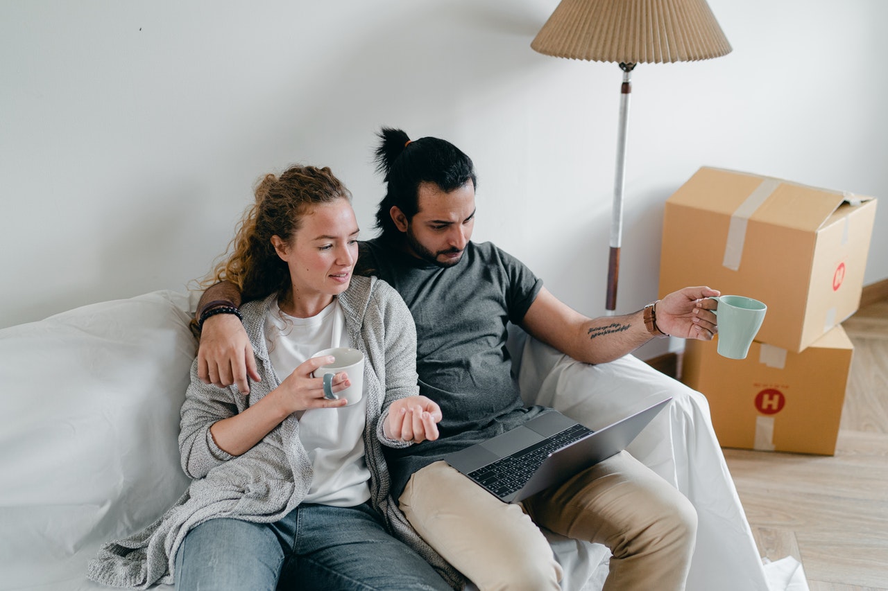 couple doing research before moving from Oklahoma to Colorado