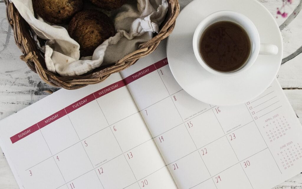 A cup of coffee and a calendar to choose a date for moving from Hawaii to Oregon