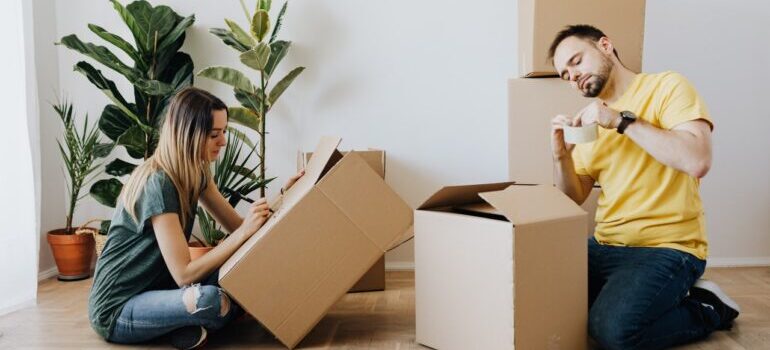 happy couple packing and waiting for Long distance movers Lee’s Summit