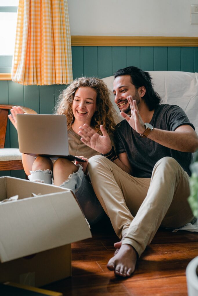 couple making long distance move enjoyable by picking quality movers