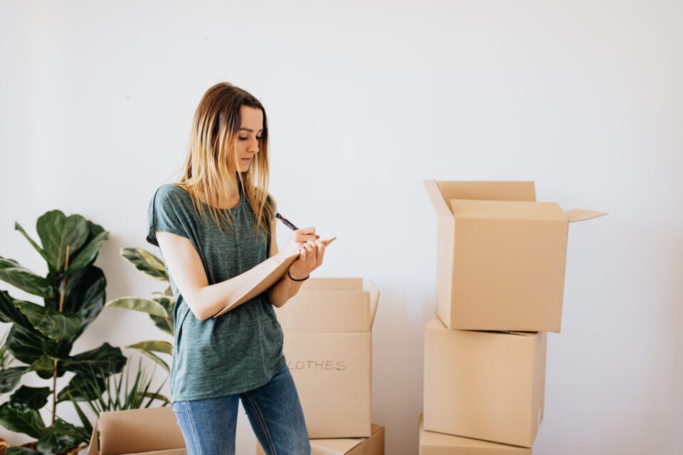 Create a moving checklist and hire professionals before moving from Detroit to Houston