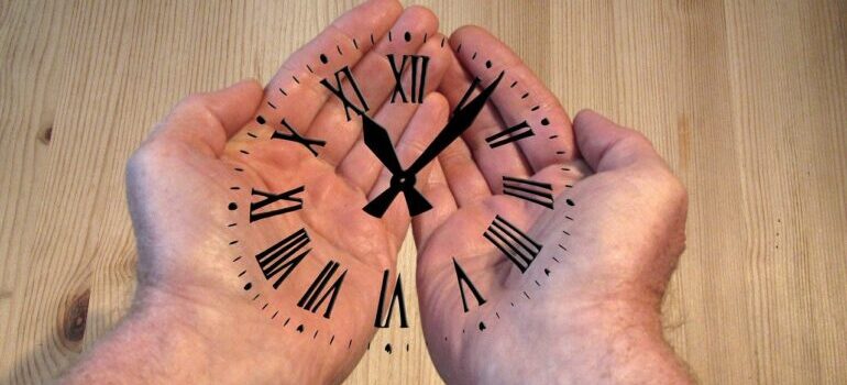 Hands in the form of an alarm clock.