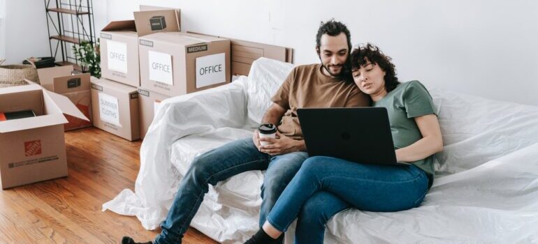 couple booking for long distance moving companies Elgin