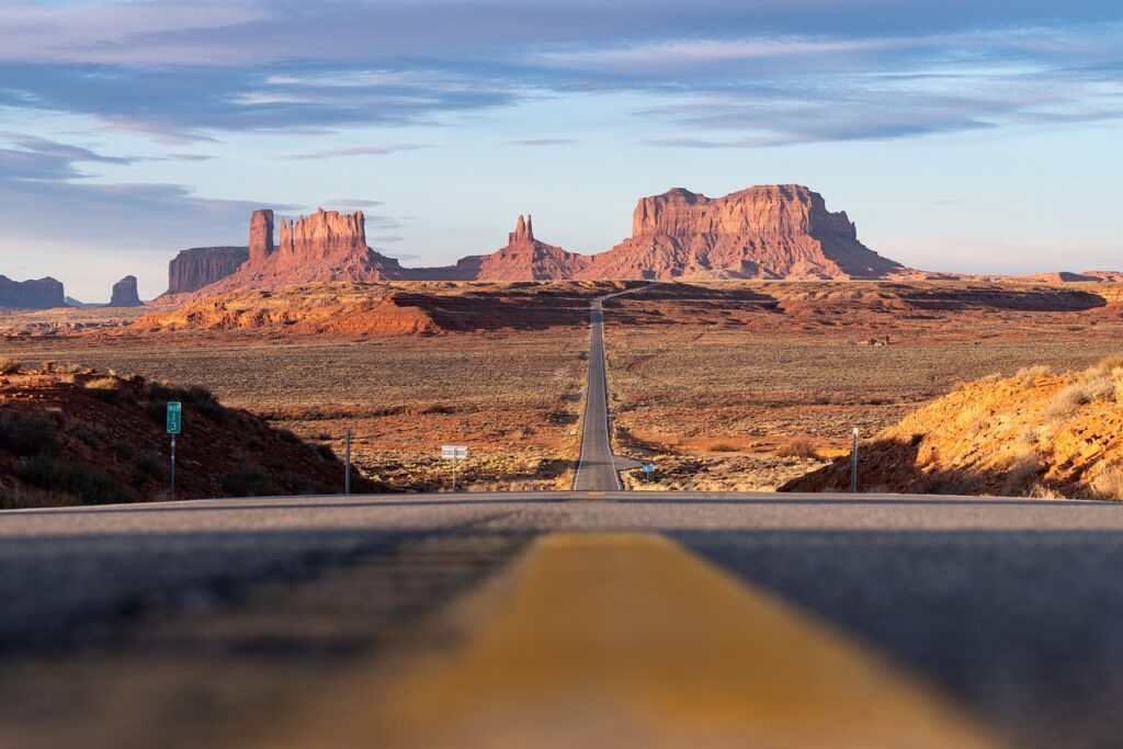 a road to monument valley in Arizona as one of the busiest moving routes in the United States 