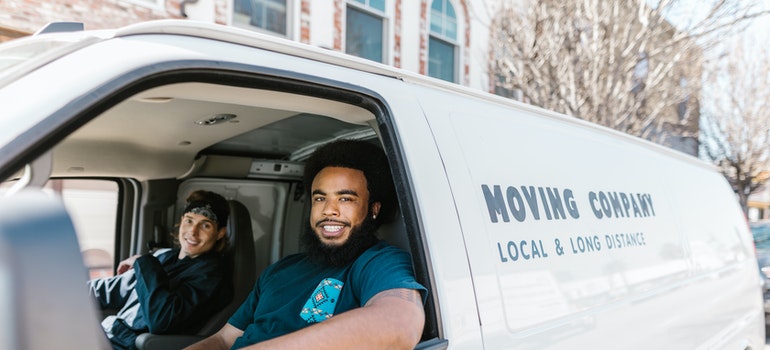 van with Long distance moving companies Kalispell