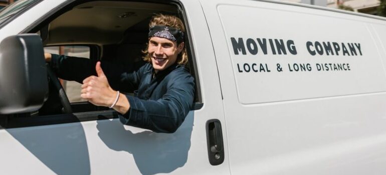 professional mover giving a 