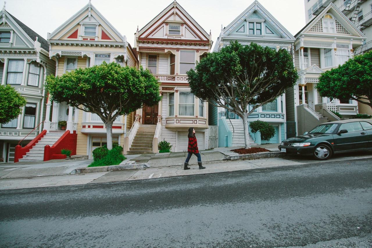 A woman walking through the streets, looking for hidden gems of San Francisco