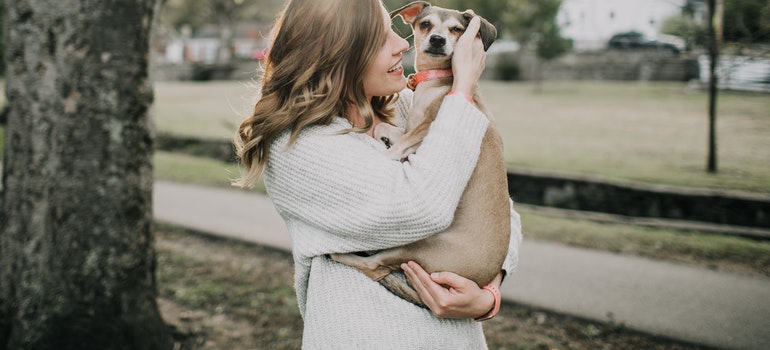 women with a dog in her hands