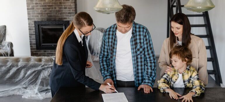 The family signs a contract for moving