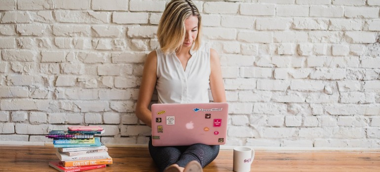 A woman searching for the top movers in Philadelphia on a laptop.