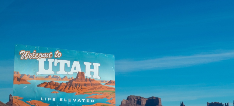 picture of a sign saying Welcome to Utah
