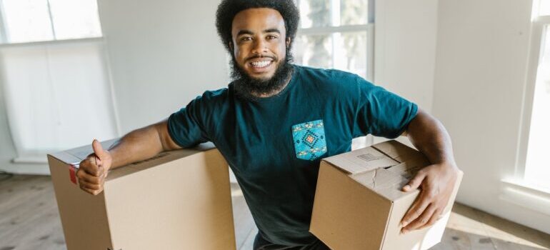 a man, member of the cross country moving companies Fort Lauderdale, holding a box
