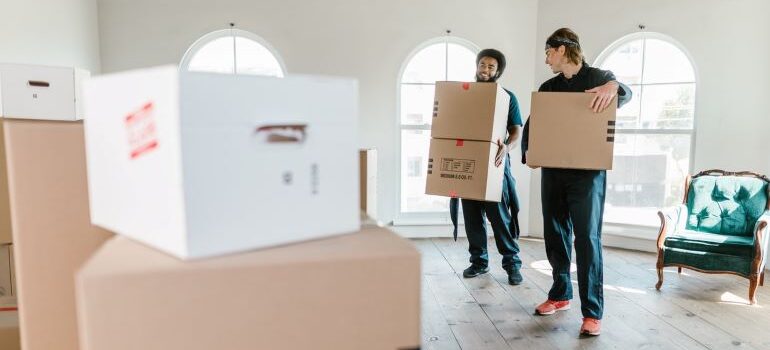 cross country moving companies Portsmouth bringing in moving boxes 