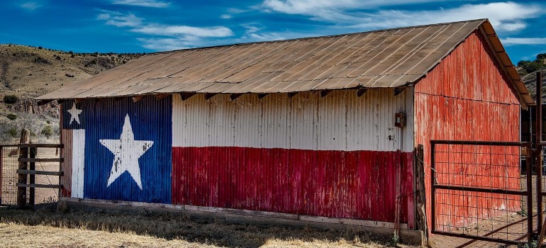 A barn with the Texan flag painted on it.