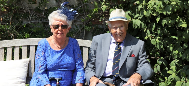 Elderly couple sitting on a bench.