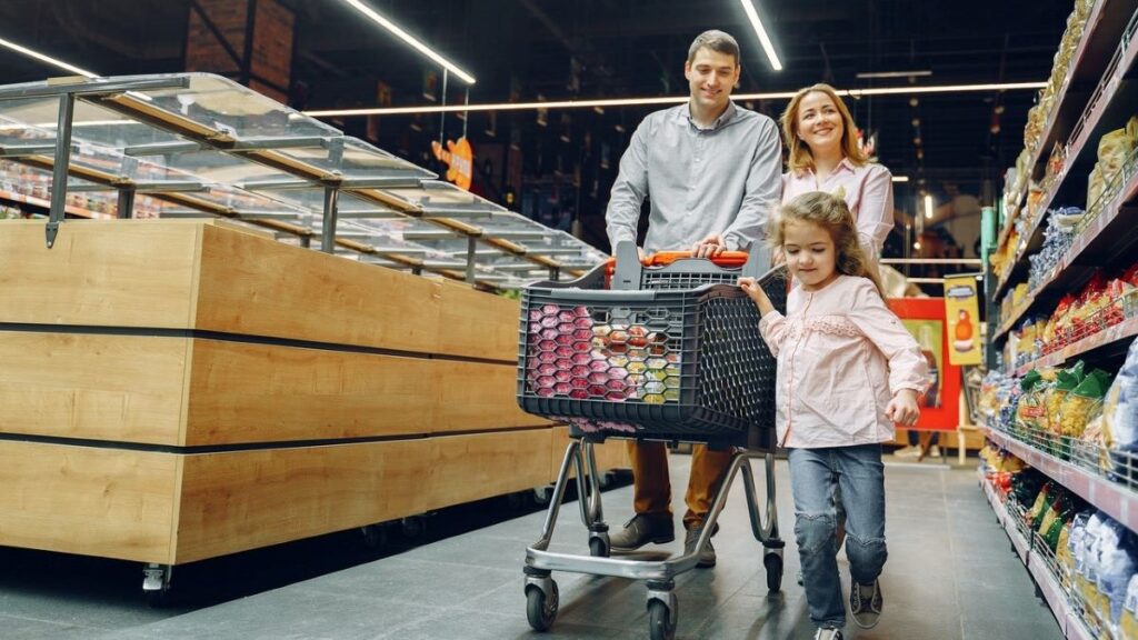 A family shopping.