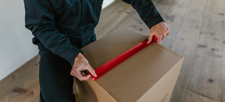 A mover sealing a moving box