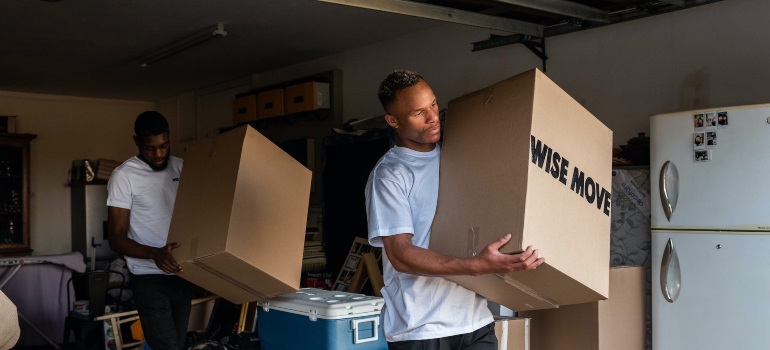 Movers from long distance moving companies Johns Creek carrying boxes
