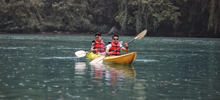 two people in kayaak
