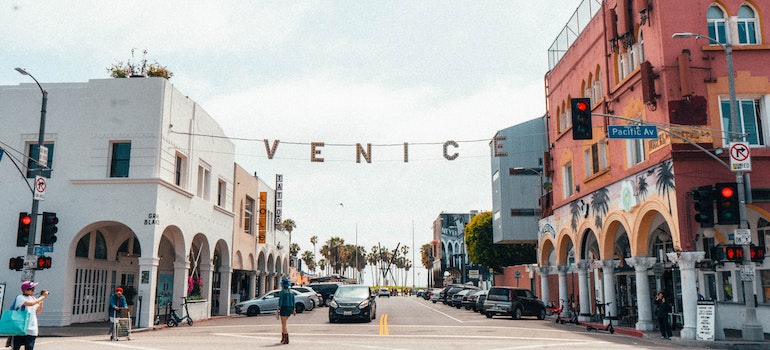 They Venice Boulevard over the day