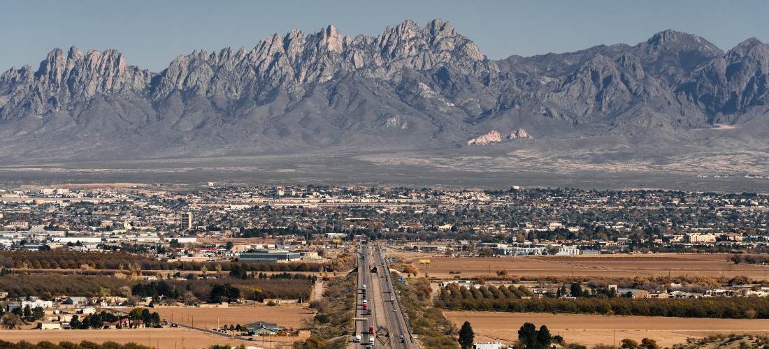 A photo of Las Cruces under the mountains