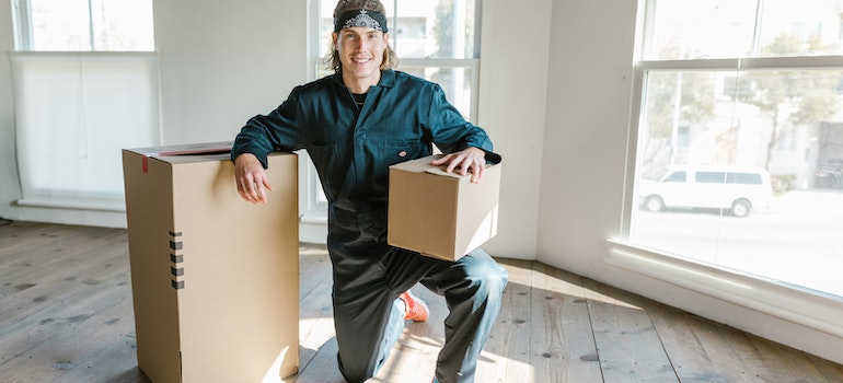 A movers holding a box