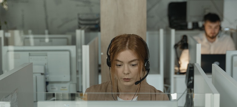 A woman from the customer support speaking with a client