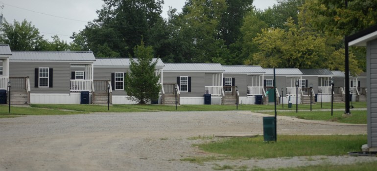 A few mobile homes placed next to each other.