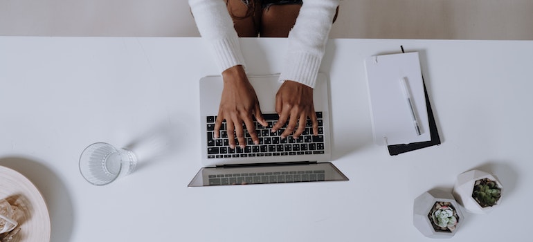 a woman on a laptop, looking for best cross country movers Cheektowaga