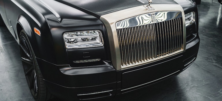 Photo of a black Rolls Royce car