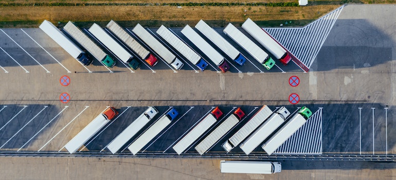 Aerial photography of trucks in the parking lot

