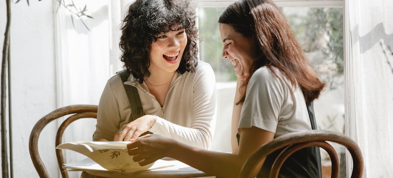 two women looking for the best cities for job seekers in Oregon