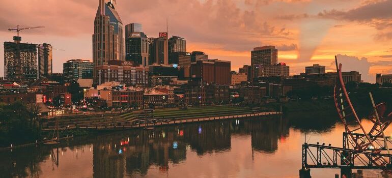 Nashville, TN is one of the places yoy may opt for whn moving from Illinois to Tennessee