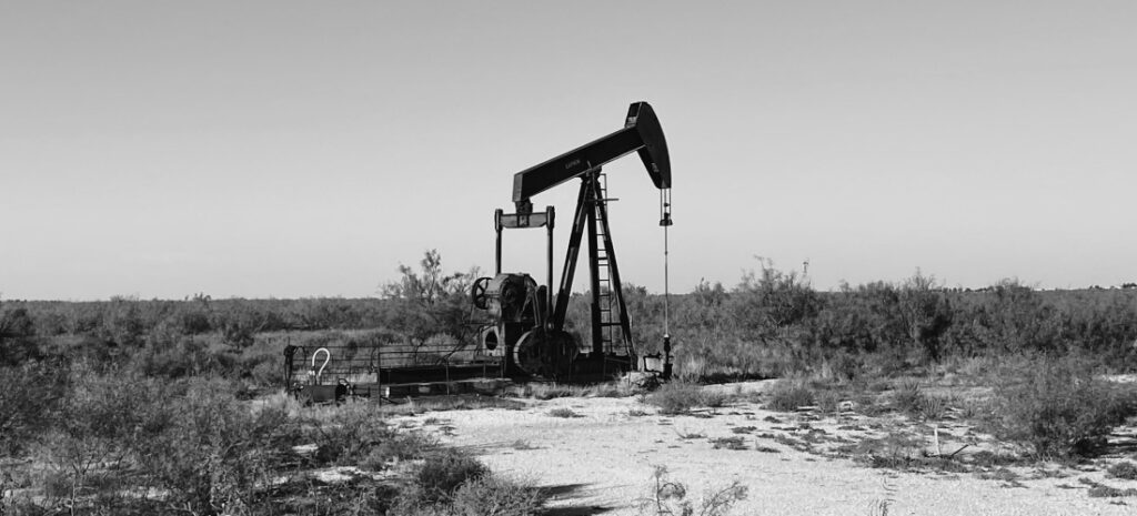Picture of a pump jack 