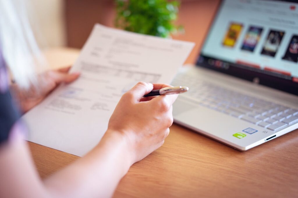 person reading about tips for a smooth relocation to the UAE